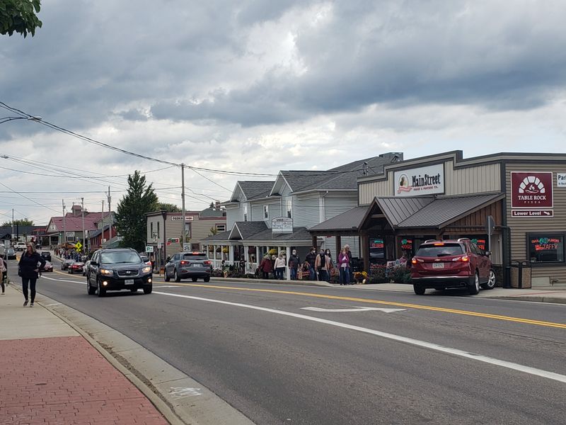 Competitive Shopping Behavior