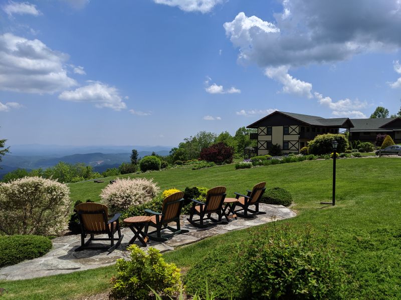 A Quiet Base for Winter Parkway Exploration