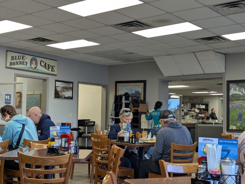 Blue Bonnet Cafe, 211 US-281, Marble Falls, TX 78654
