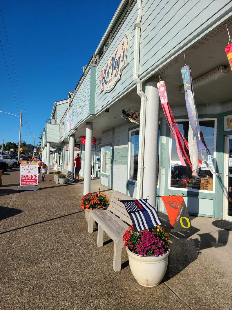 Lincoln City: Seven miles of beaches, and just as many traffic jams