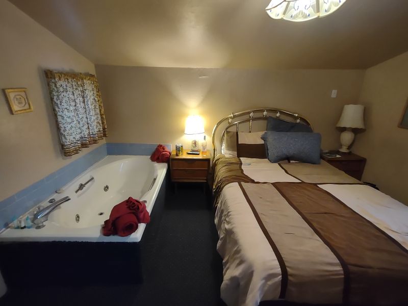 Cozy Lodging Near the Water