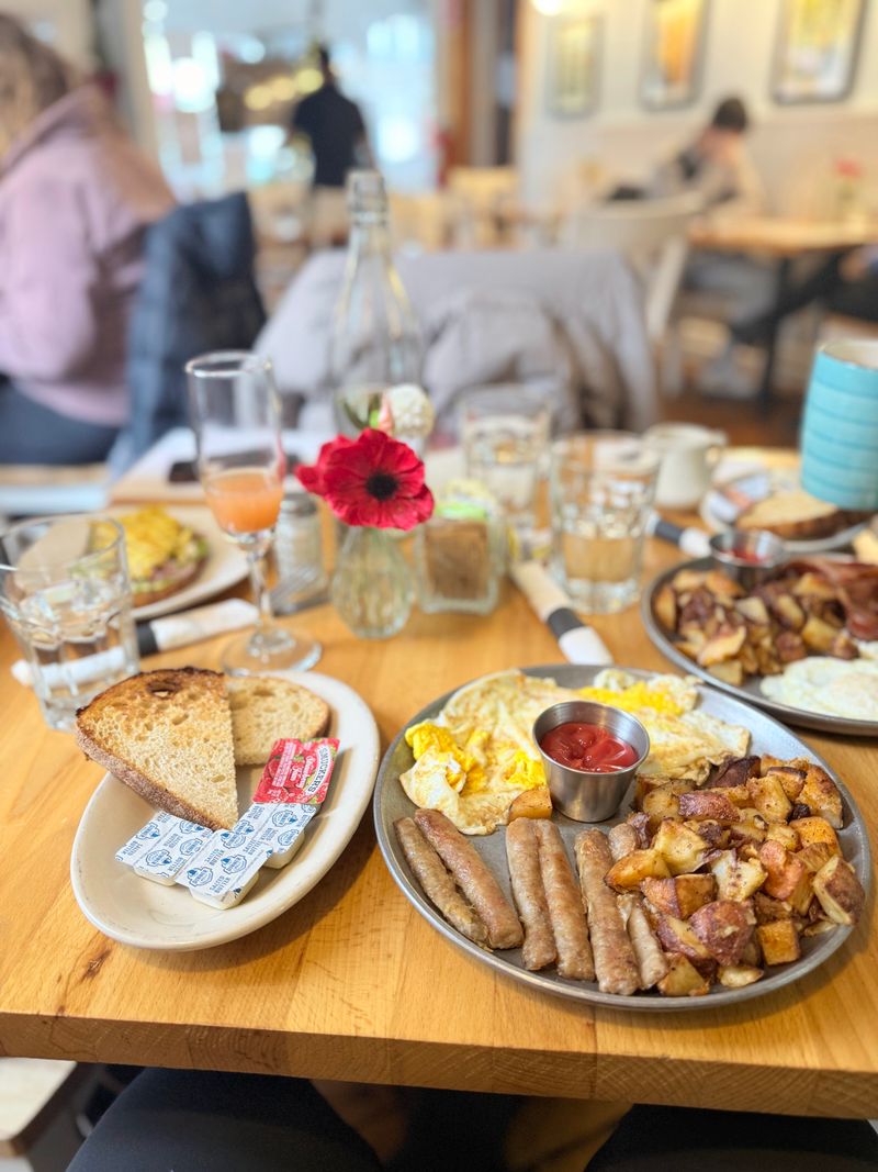 Local Dining and Cafes