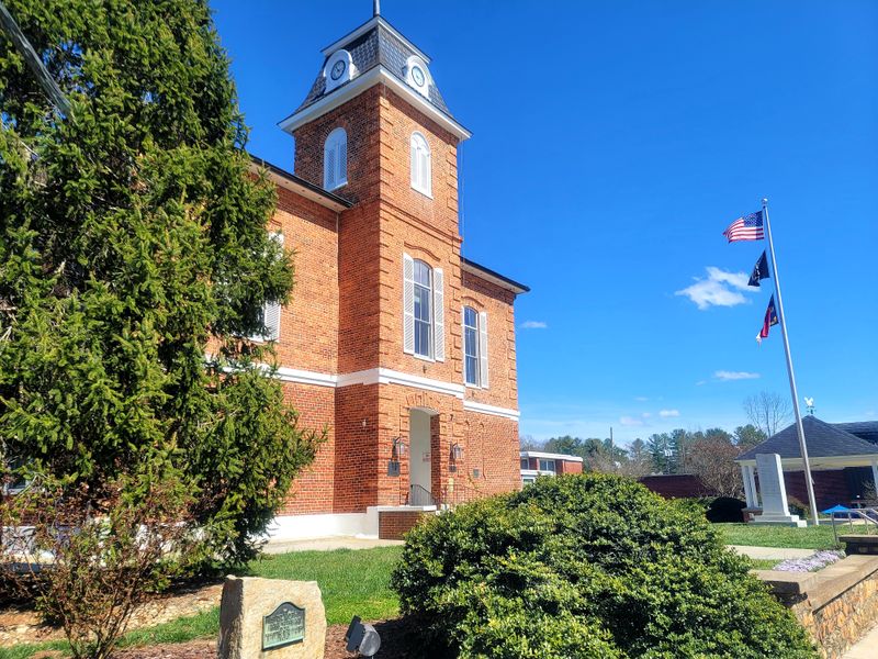 Choose Towns With Natural Edges