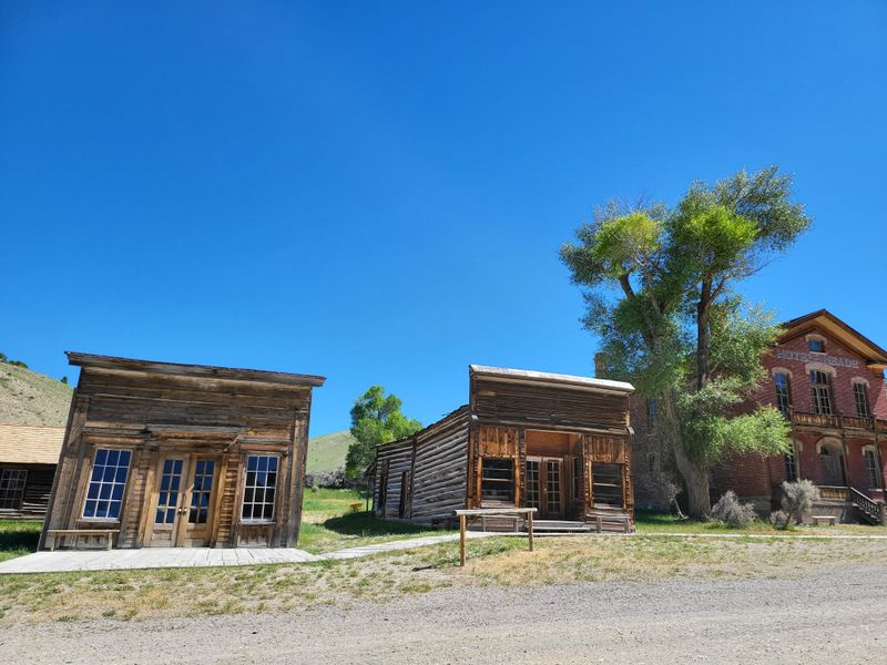 Ghost town acoustics and atmosphere