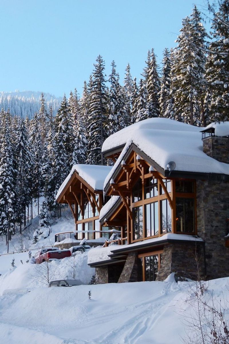 Housing Rentals Prioritize Short-Term Tourists Over Long-Term Residents