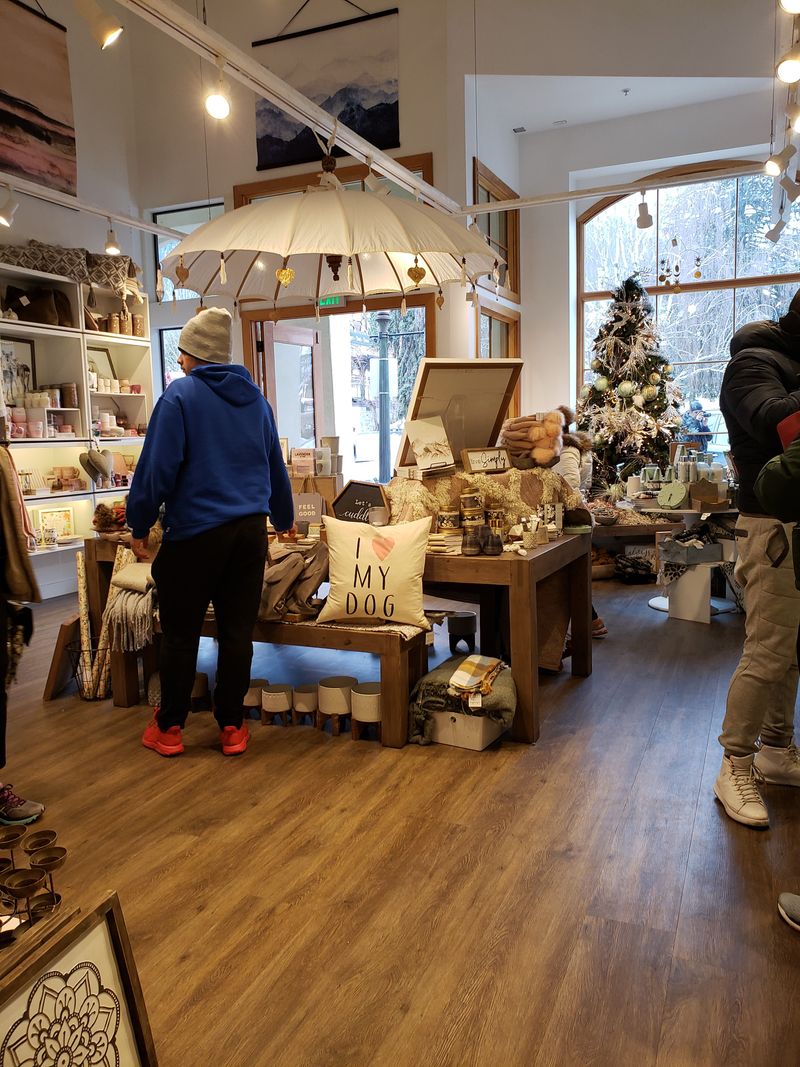 Festive Shopping Along Front Street And Beyond