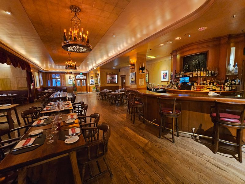 La Taverne’s Seasonal Ambiance