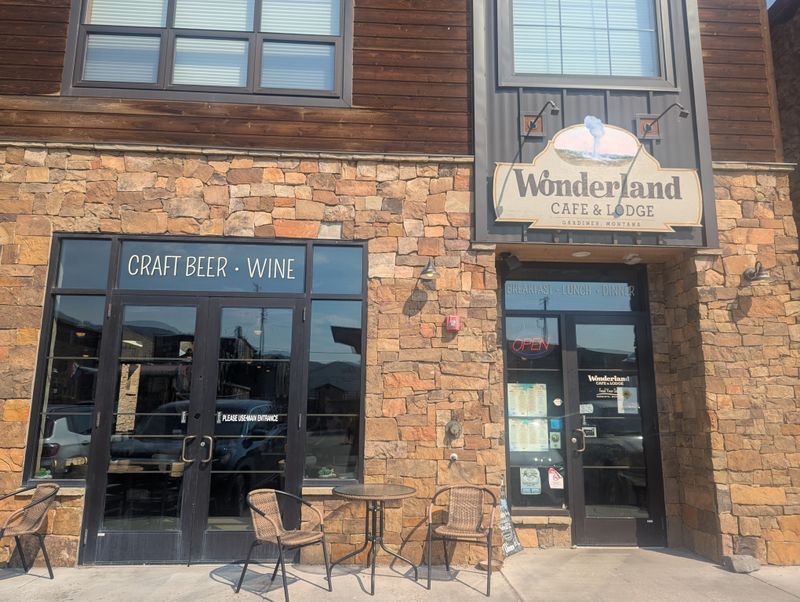 Wonderland Cafe & Lodge