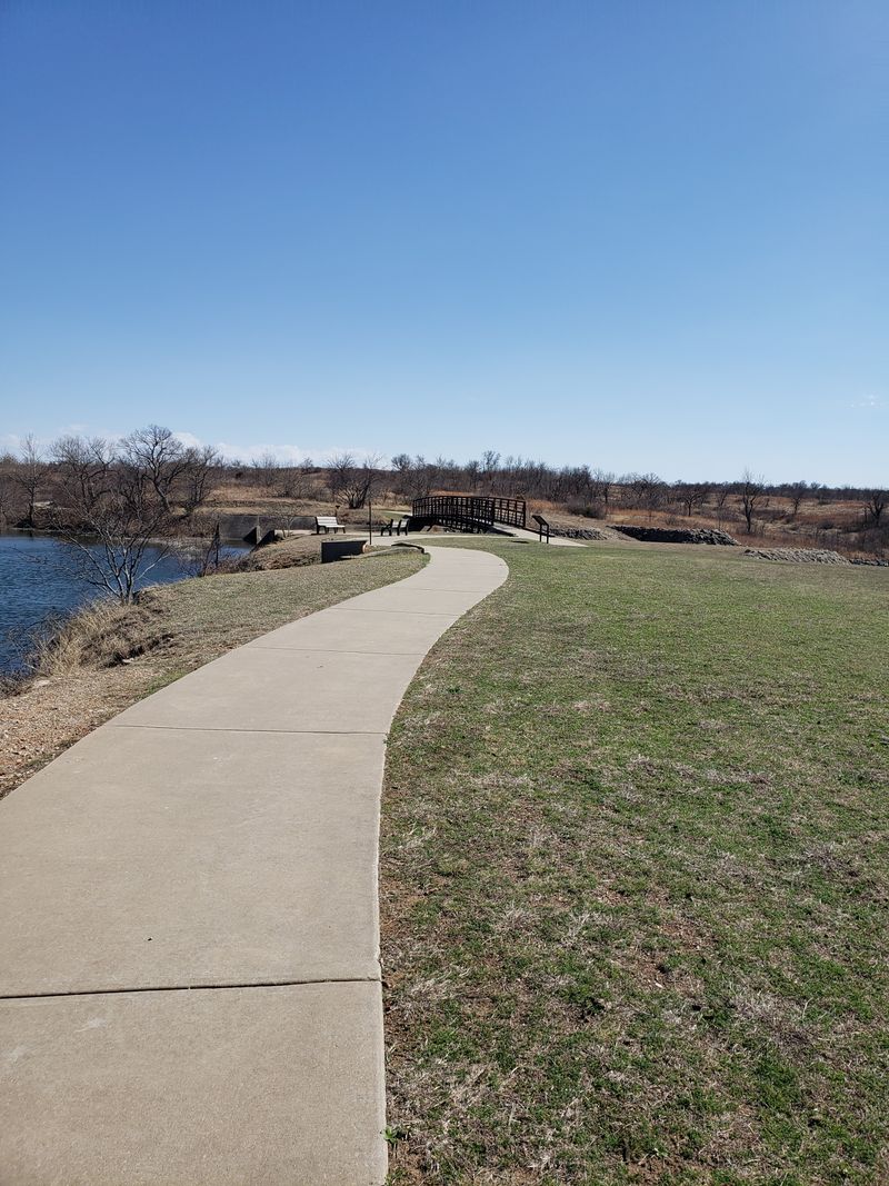 Veterans Lake loop, a gentle path for daily walks