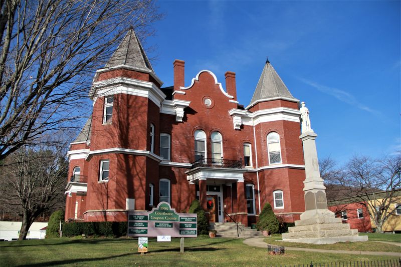Grayson County Courthouse Square in Independence