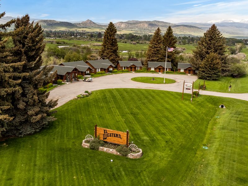 El Western Cabins & Lodges