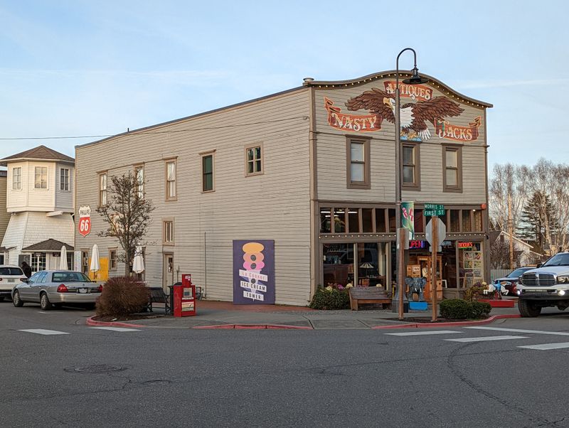 Unique Boutiques and Antique Shops