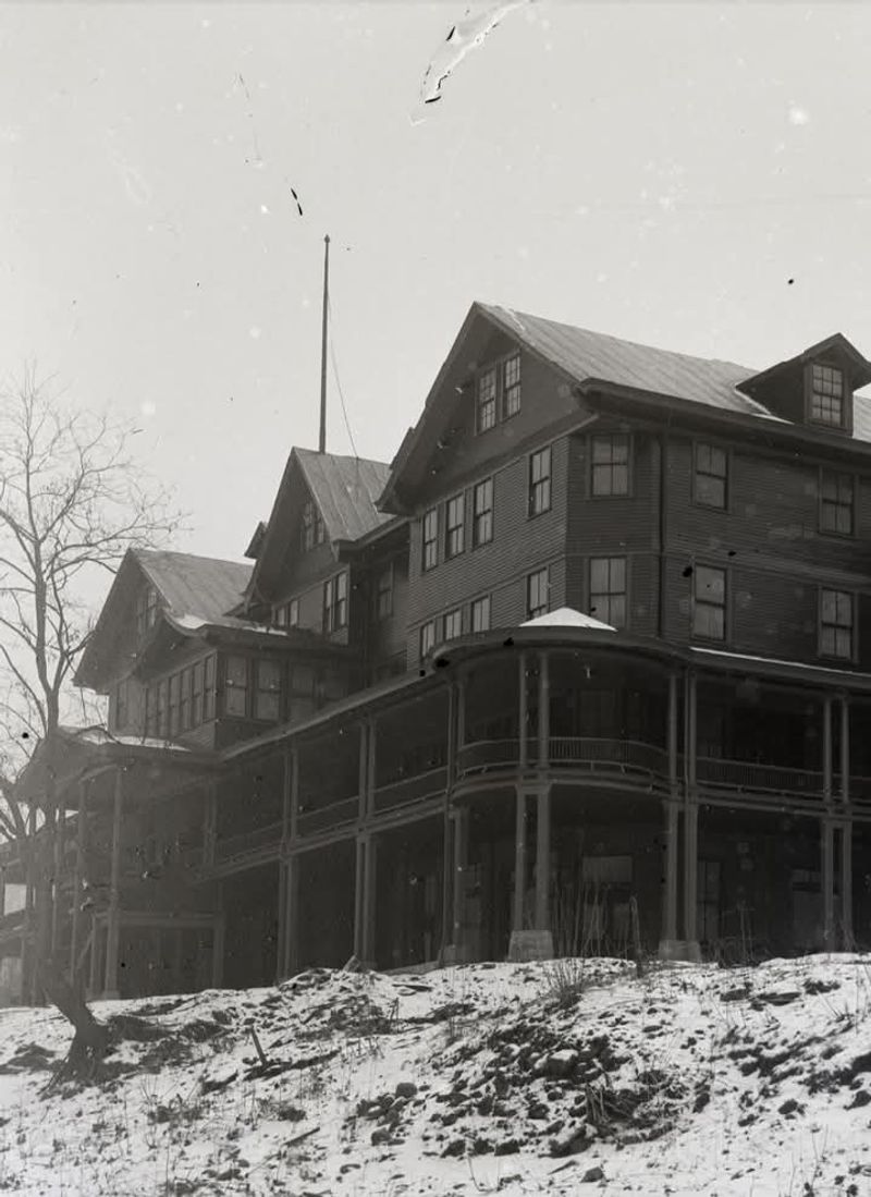 The Decaying Hotel Structures