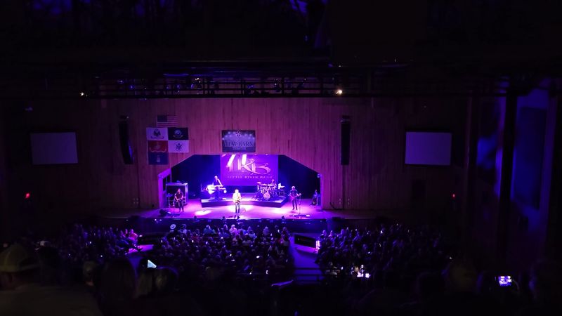 A Hollow Where Music Drifts Into the Landscape