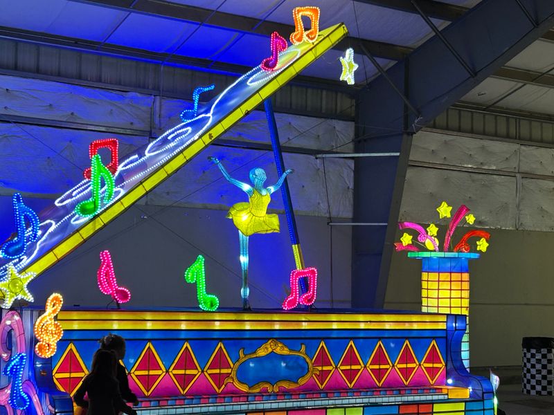 Live Entertainment Keeps Energy High Throughout The Evening