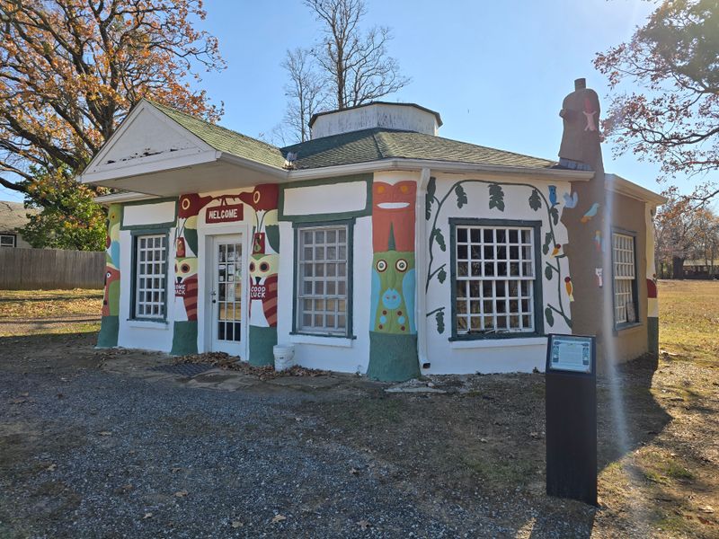 The Fiddle House museum and handmade instruments
