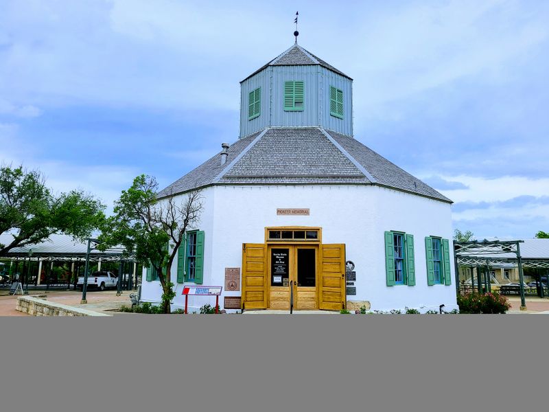 Discover Marktplatz and Vereins Kirche