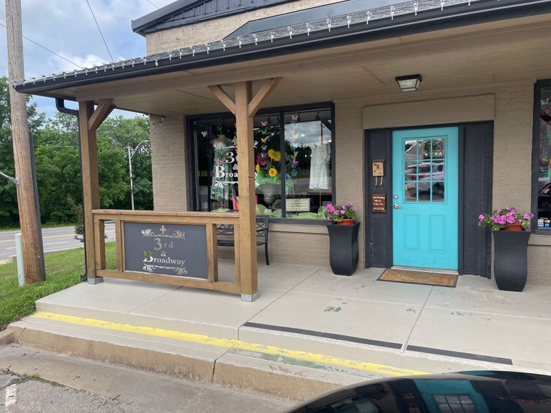 Downtown Sulphur stroll, boutiques and quiet sidewalks