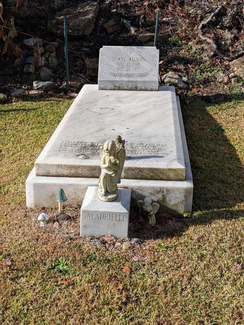 Rose Hill Cemetery's Luminaria Walk