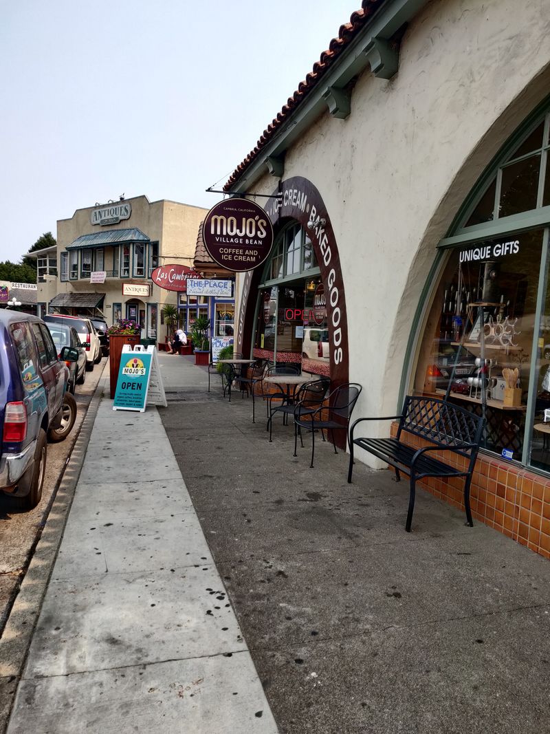 Art Galleries Invite Browsing Without Sales Pressure