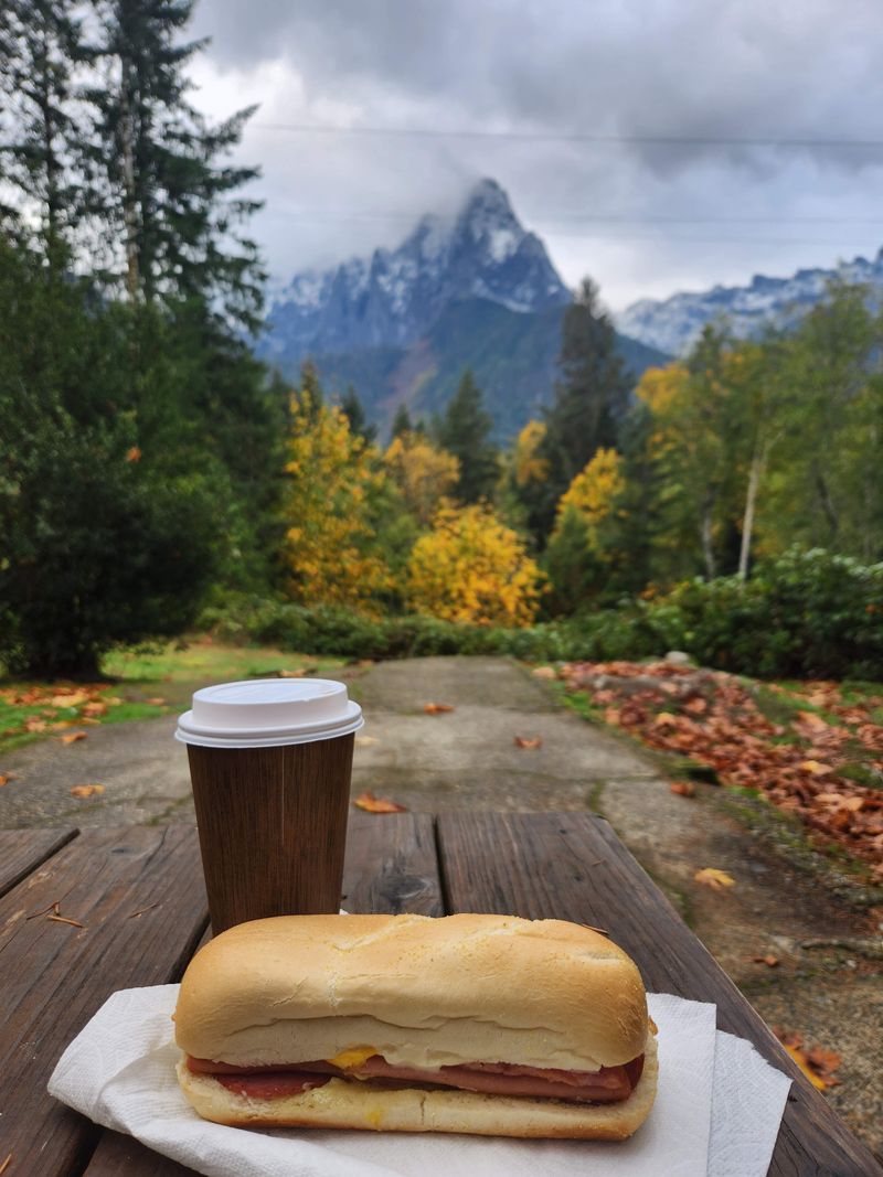 Early-Morning Stillness on the Mountain Route