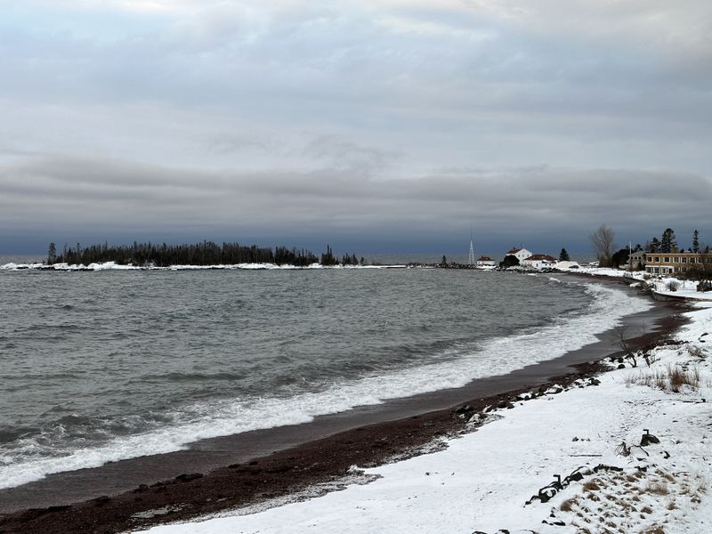 A Harborfront That Moves at a Slower Winter Rhythm