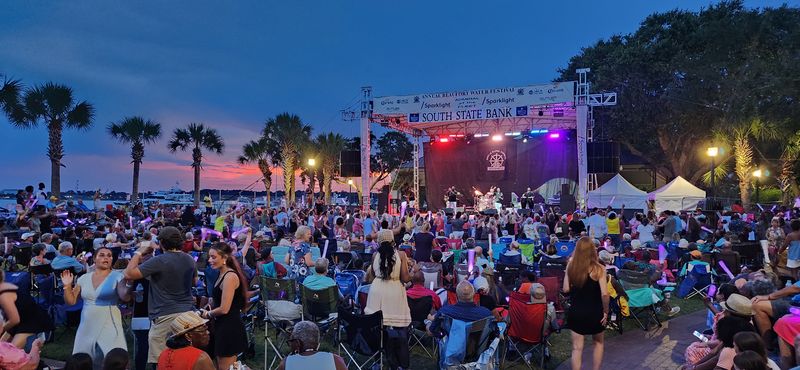 Beaufort’s Waterfront Streets That Glow Softly in Cold Weather