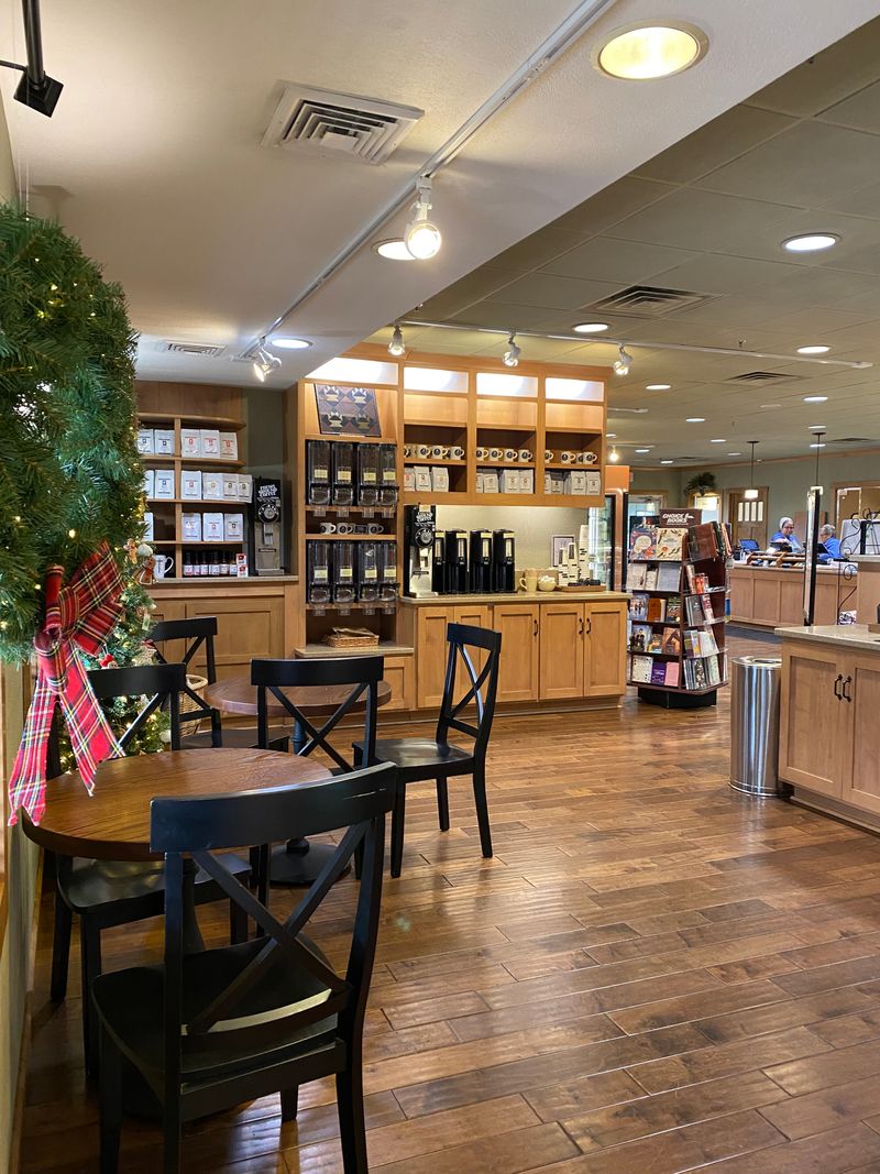 Der Dutchman at Walnut Creek, Community Around the Table