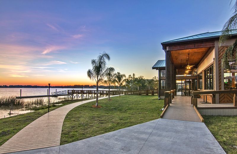 Grills Lakeside Seafood Deck & Tiki Bar