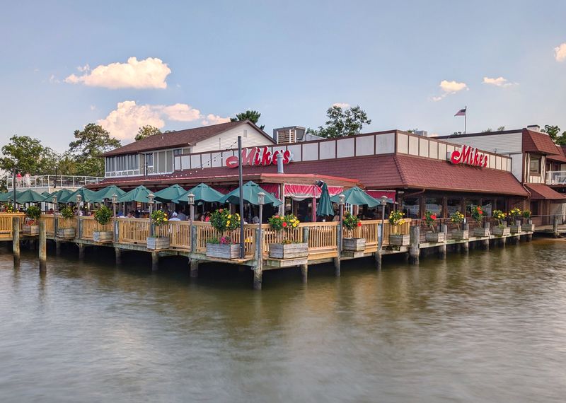 Mike's Restaurant & Crabhouse, Riva