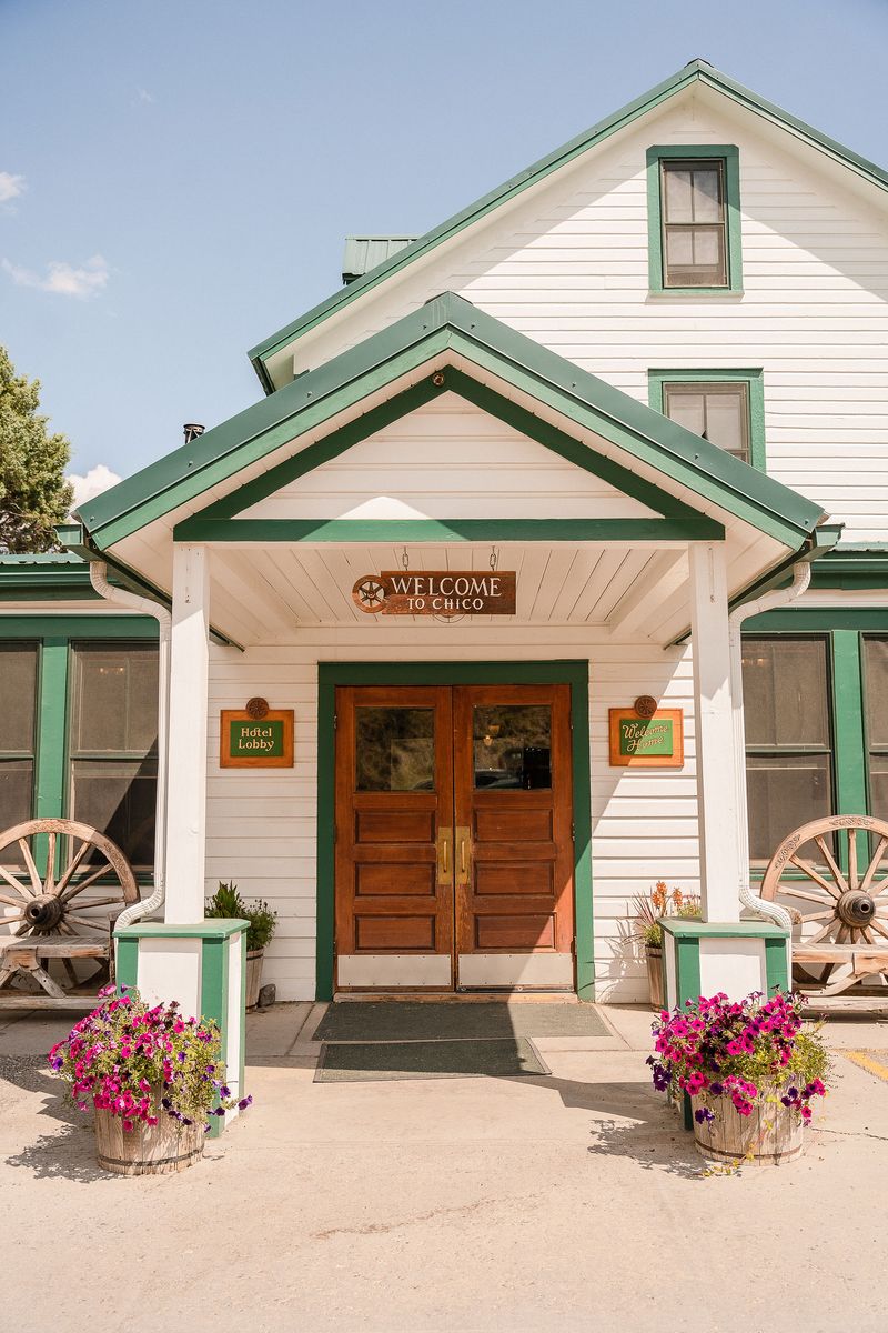 Authentic Old-West Vibe With Modern Comforts