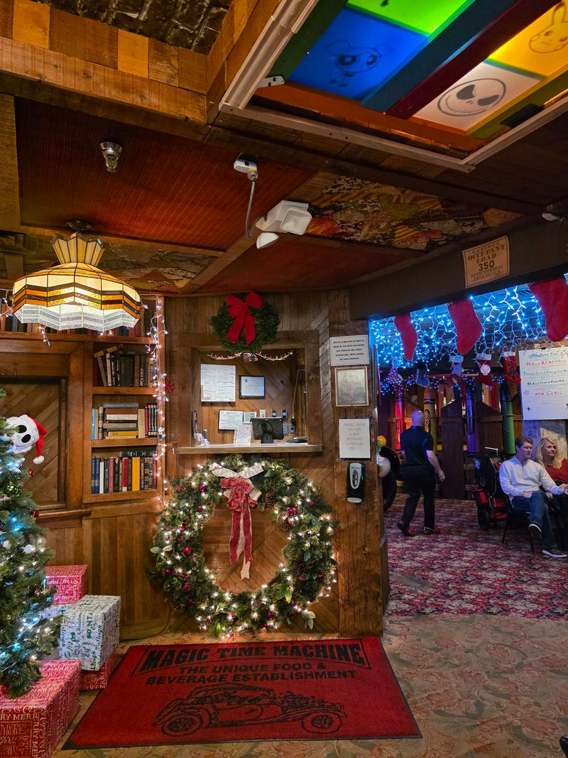 World-Record Balloon Artist Creating Table-Side Magic