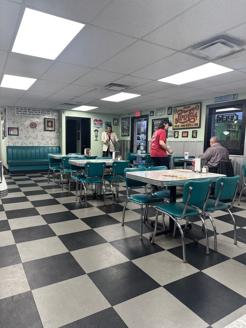 Boomarang Diner, Bethany