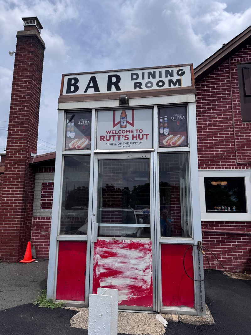 Rutt's Hut, 417 River Rd, Clifton, NJ 07014