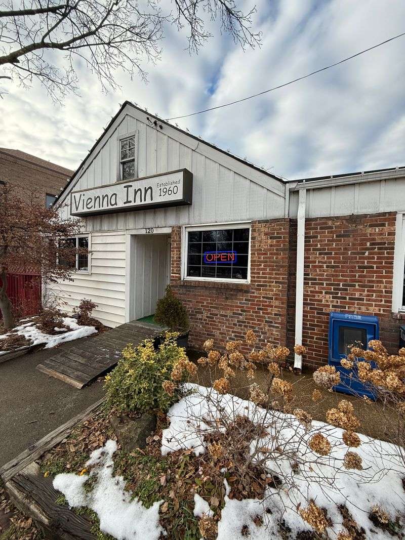 Convenient Hours for Whenever Hunger Strikes