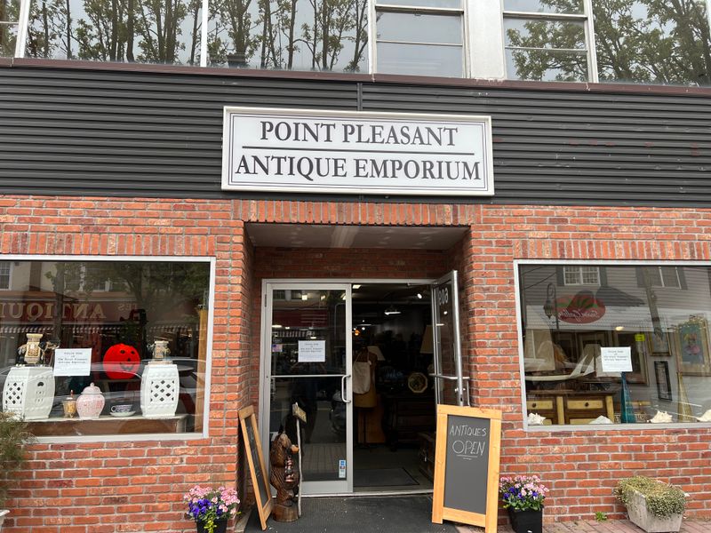 Antique Shops and Boutiques Line Charming Downtown Streets