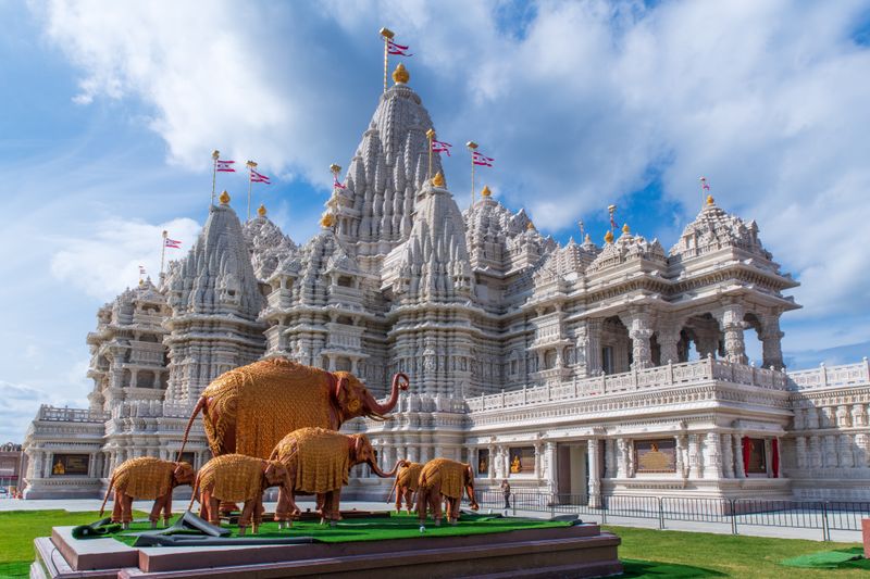 Respectful Dress Code and Barefoot Tradition