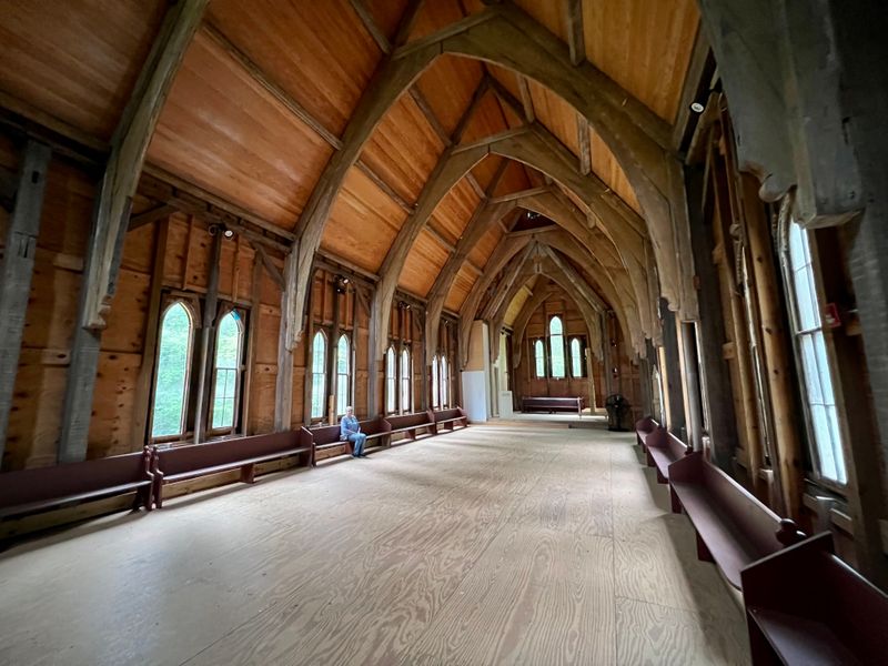 Government Offices Begin To Leave