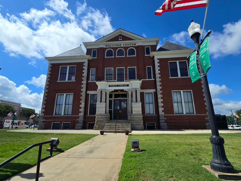 Hawkins Public Library (Butts County Courthouse)