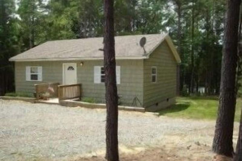 Buggs Island Lake Forest Cabin Retreat