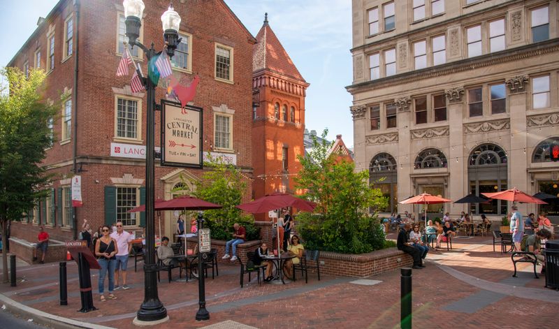 Interaction With Outsiders Follows Clear Boundaries