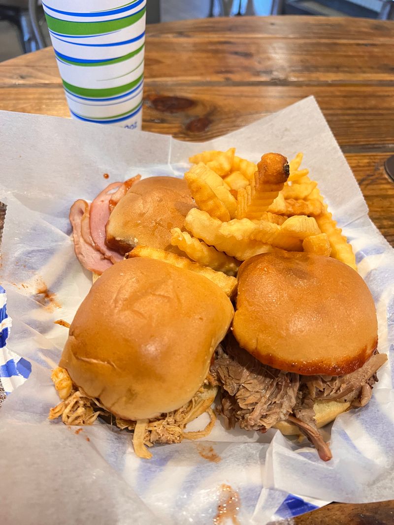 A No-Frills Dining Room That Feels Right