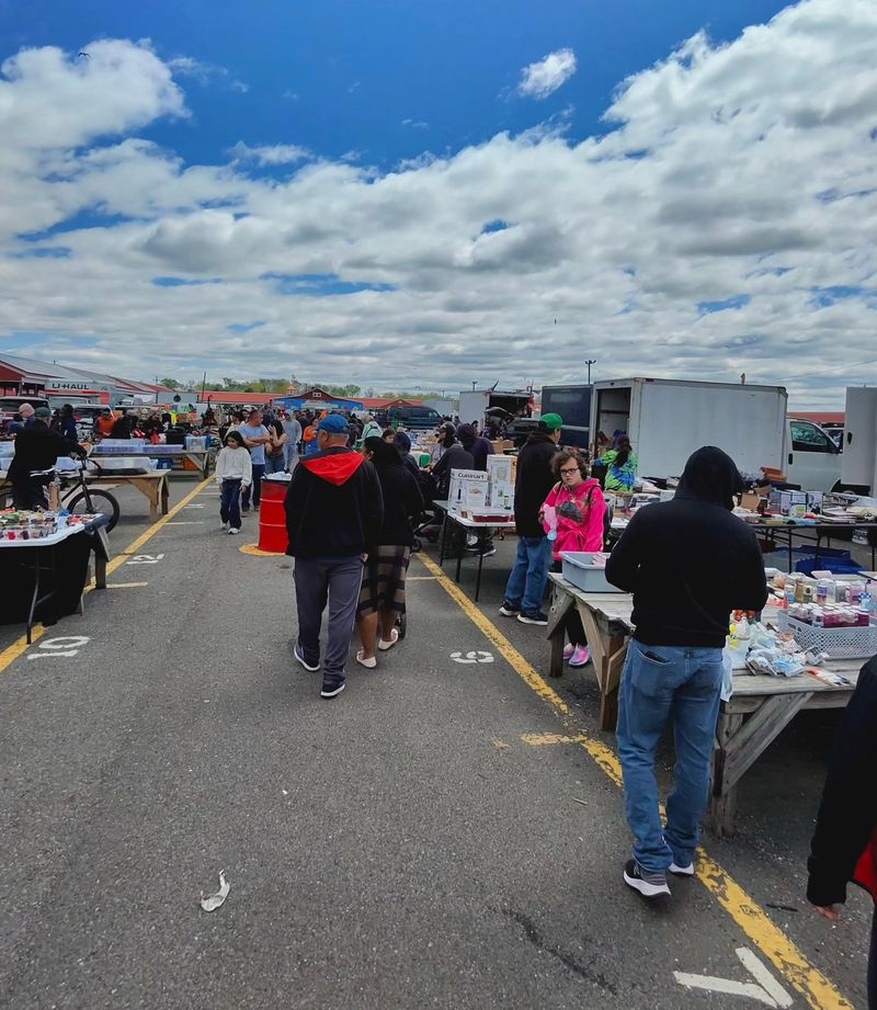 Treasure-Hunting Flea Market That Never Gets Old