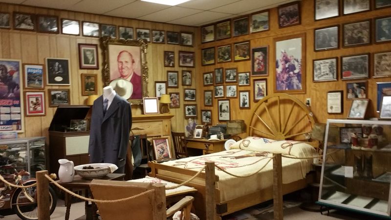 Gene Autry Honors Its Famous Native Son