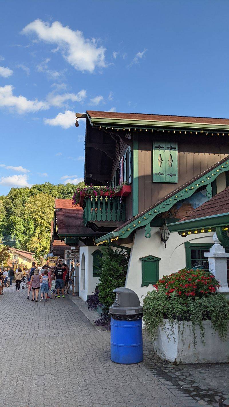 Helen, the Bavarian facade with overflowing footpaths