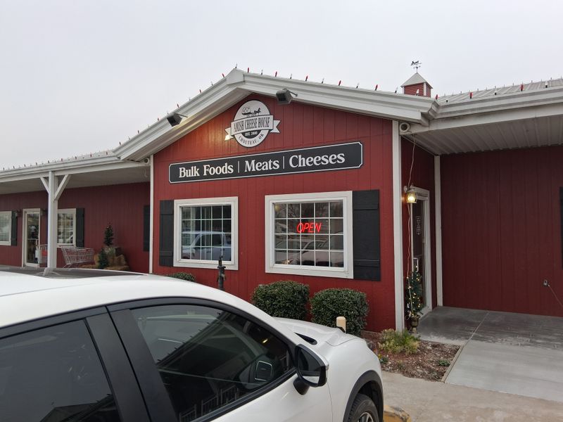 The Amish Cheese House Bakery, Chouteau