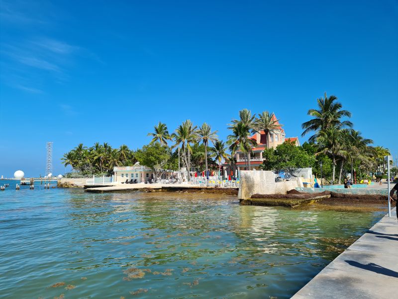 Traffic Congestion Disrupts Daily Island Life