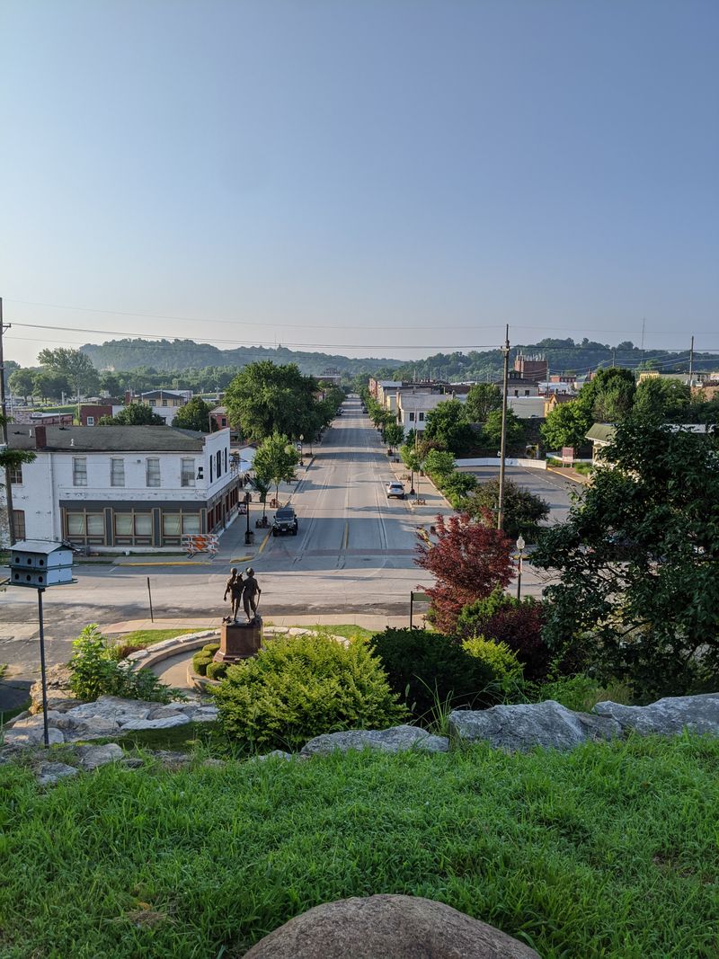 Tom and Huck Statue and Lighthouse