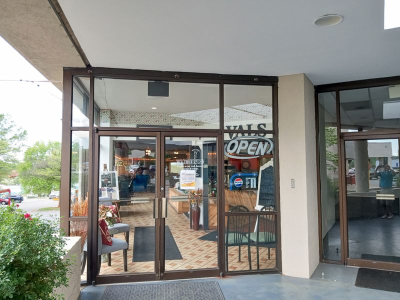 Val's Comfort Kitchen