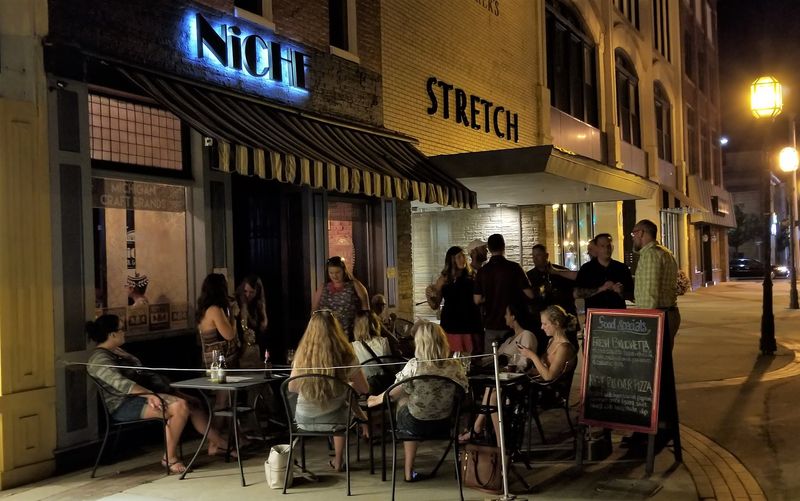 The Clique Restaurant – Owosso